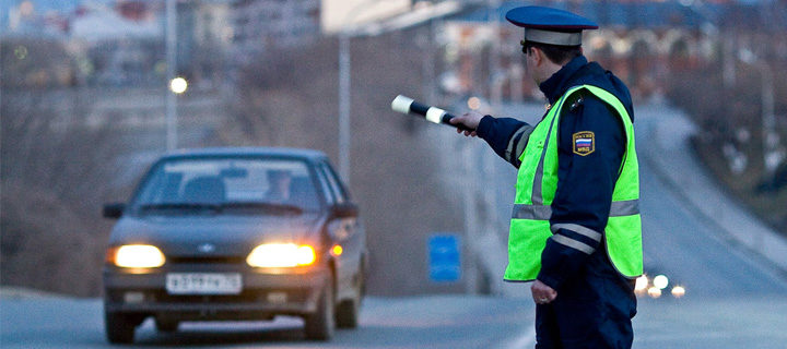 Обязан ли водитель отдавать документы в руки инспектору ГИБДД
