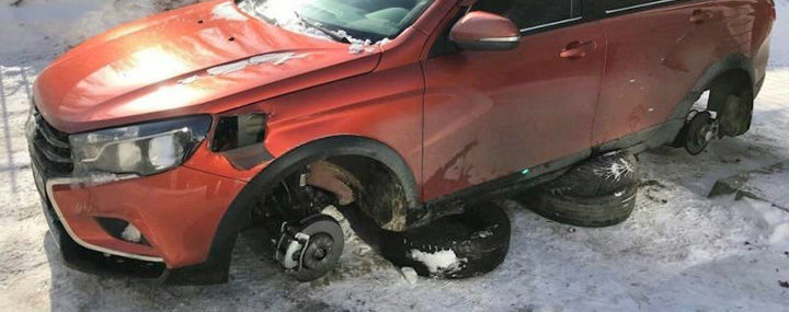 Чтобы украсть колеса с Лады Весты Кросс разрезают крыло