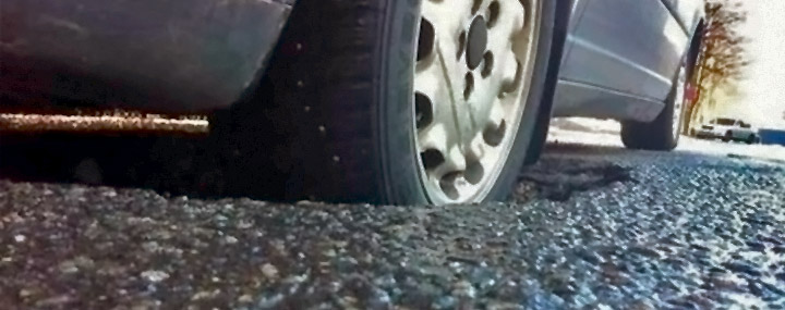 Яма на дороге